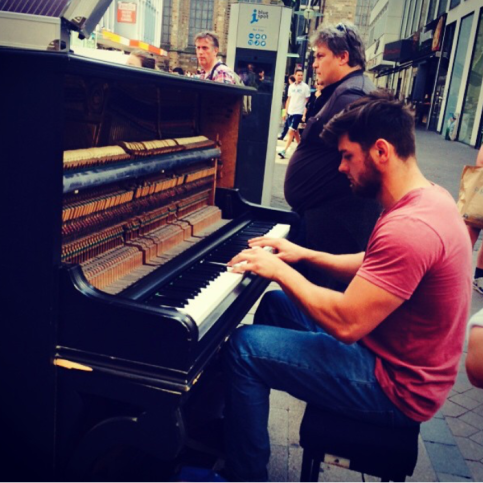 多特蒙德街头弹奏钢琴的男生